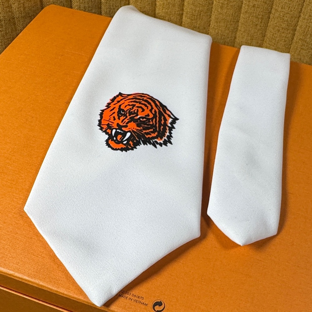 vintage men’s necktie from the Guillermo de Lima Designer Collection, 55.5”